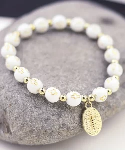 Bracelet de perles élastiques avec pendentif en croix ovale en émail